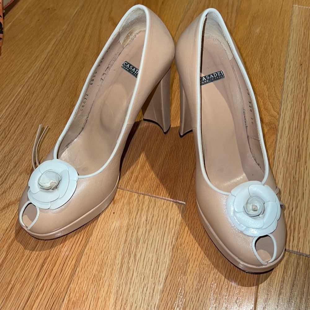 Casadei nude pumps size 6 made in Italy peep toe white flower